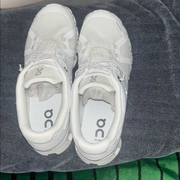 On Running womens Cloud White Athletic Shoes cloud 5 size 8 - Picture 4 of 7